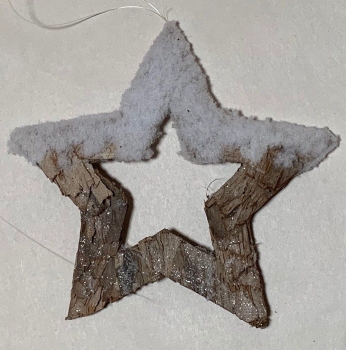 Holzstern aus Rebe, mit Schnee beschneit